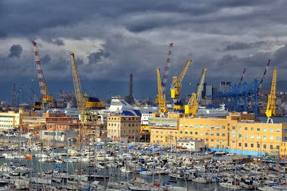 El hecho de que Génova esté en la rodilla de la bota italiana –rodilla en latín es genu– la predestinaba a ser un puerto importante, y la historia de <a href="http://www.visitgenoa.it/es" target="_blank">la capital de la región de Liguria</a> sigue leyéndose en las fachadas de sus estrechas callejas. El gran puerto conserva su bullicio: desde aquí salen barcos de pasajeros hacia Córcega, Túnez y Barcelona, entre otros destinos turísticos del Mediterráneo. La vida de la ciudad, desde sus orígenes, ha estado unida a sus muelles y a las actividades marineras que fueron el principal eje y sustento de la Serenísima República de Génova, estado independiente entre los siglos XI y finales del XVIII.