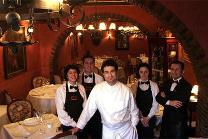 El <i>chef</i> Pepe Rodríguez Rey y el equipo de sala de El Bohío, en Illescas (Toledo).