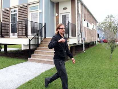 Brad Pitt, delante de una de las casas de su proyecto en Nueva Orleans.