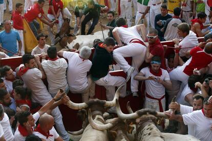 Momentos de peligro tras ser cerradas las puertas del callejón de entrada a la plaza de toros, 9 de julio 2013.