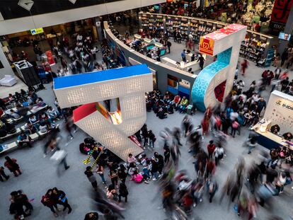 Aspecto de general de los visitantes a la Feria Internacional del Libro de Guadalajara (México) y letrero del Hay Festival. (Foto de Héctor Guerrero)