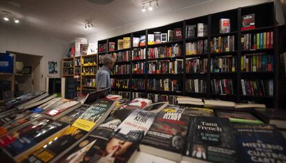 Aspecte de l'interior de la llibreria SomNegra, de Barcelona.