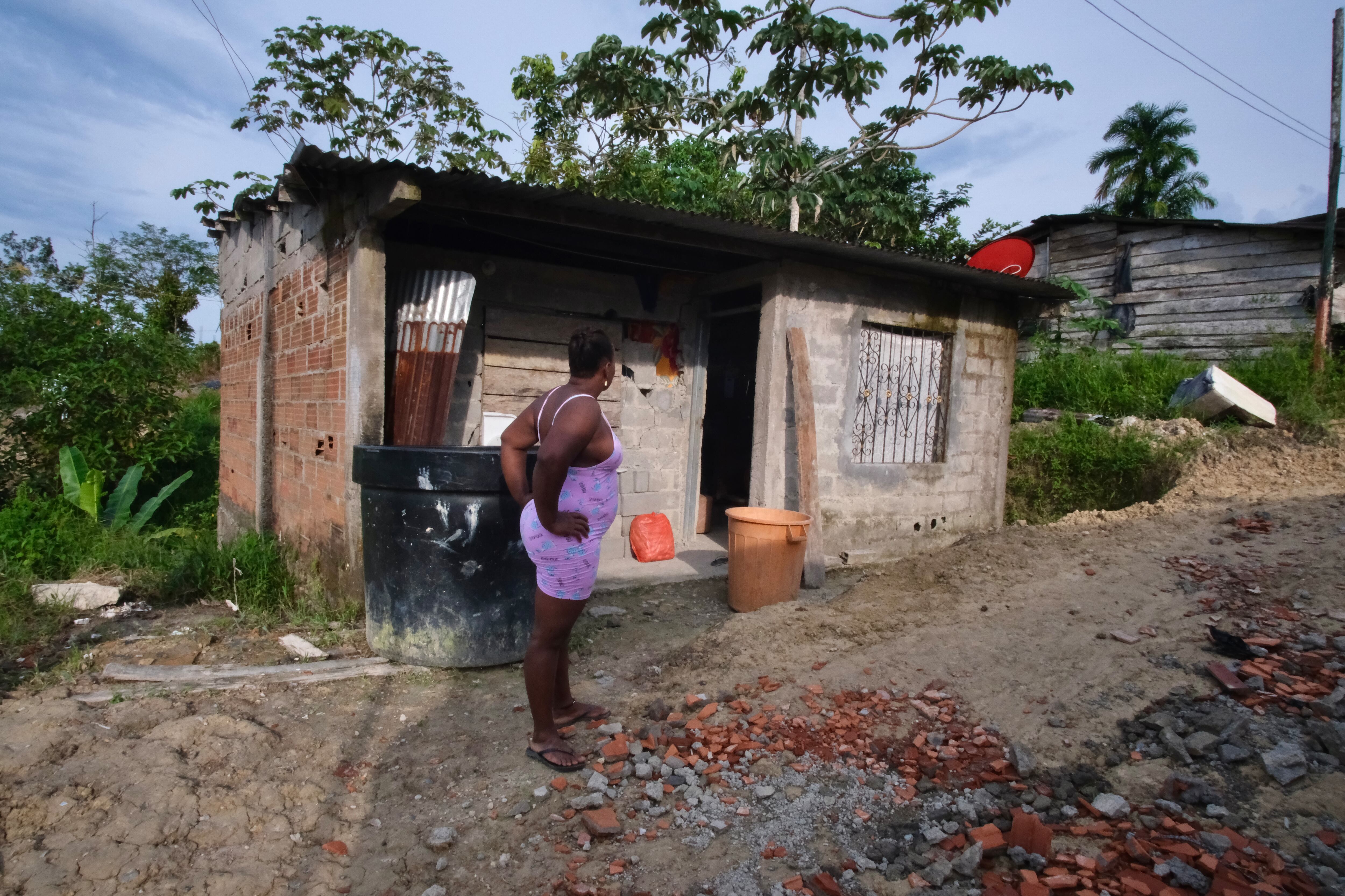 Una mujer afectada por el sismo en el barrio Casablanca, en las periferias de Quibdó, Chocó.
