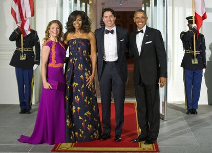 El presidente Barack Obama y la primera dama Michelle Obama posan para una foto con el primer ministro canadiense Justin Trudeau y su esposa Sophie Grégoire.