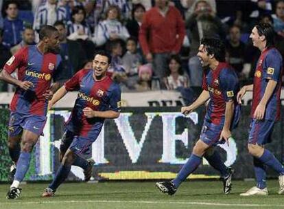 Xavi, Deco y Messi corren a felicitar a Eto'o tras uno de sus dos goles.