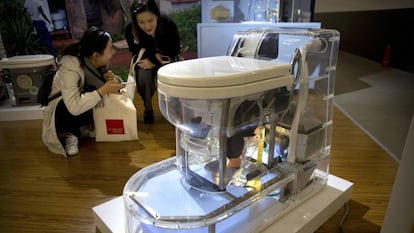 Um dos modelos de vaso sanitário apresentados na feita de Pequim.
