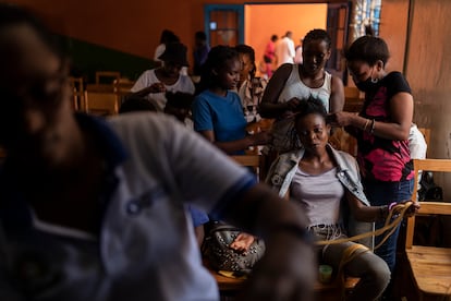 Los confictos familiares, desde la separación de los padres hasta la violencia sexual contra los niños, la pobreza, el consumo de drogas, el genocidio, una exposición alta a las redes sociales, factores genéticos, los embarazos en adolescentes y las malas compañías, figuran entre los principales detonantes de estos problemas mentales entre los jóvenes, según una evaluación sobre la salud mental de los adolescentes ruandeses publicada por Unicef en 2020. En la imagen, un taller de peluquería en el Centro de Jovenes de Kimisagara en una barriada de Kigali.