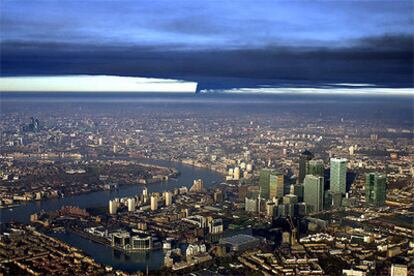 Imagen de la enorme nube provocada por el incendio de Hemel Hempstead vista desde Londres.