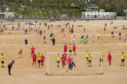 Jugadores de fútbol participan en el 52 Campeonato de fútbol playa amateur, en la playa del Sardinero de Santander.