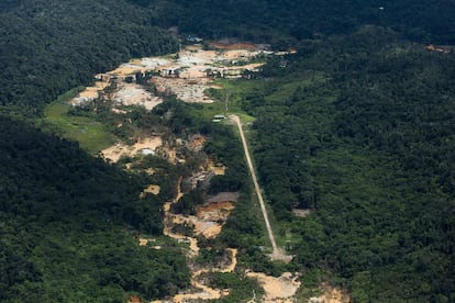 Una pista de aterrizaje cerca de un yacimiento minero ilegal en el territorio yanomami.