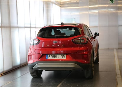 El nuevo Ford Puma incluye como opción un portón trasero manos libres. Su maletero incluye el compartimento de carga inferior MegaBox, que ofrece un espacio adicional de 81 litros y permite cargar artículos de hasta 115 cm de altura.