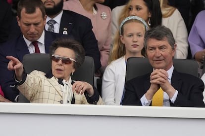 Ana de Inglaterra, hija de la reina Isabel, y su marido, sir Timothy Laurence, observan el desfile.