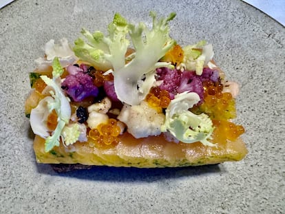 'Smörrebröd' con salmón, recortes de coliflor, romanesco verde y morado, y huevas de trucha, de Selma, en Copenhague.