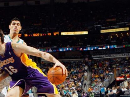 Pau Gasol, con el bal&oacute;n ante Gustavo Ayon, de los Hornets.