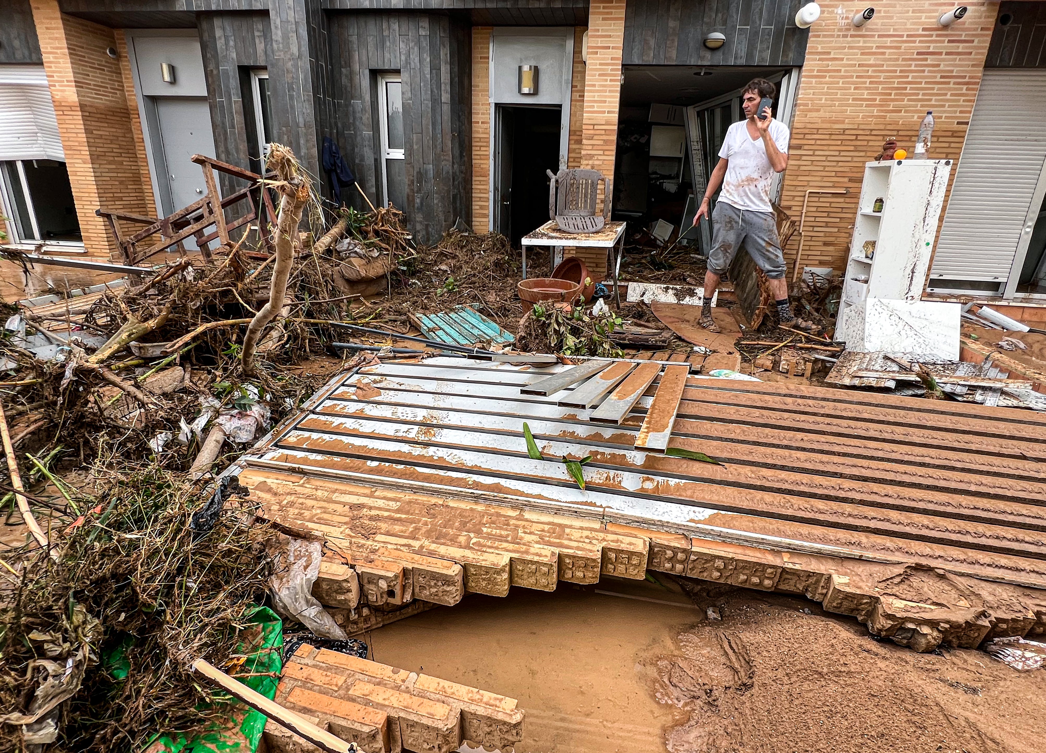 Jochen observes the state of the exterior of the house he shares with Mònica Torres after the damage.