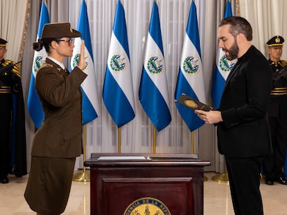 La nueva ministra de Educación de El Salvador, Karla Trigueros, toma posesión del cargo ante el presidente, Nayib Bukele, el 15 de agosto.