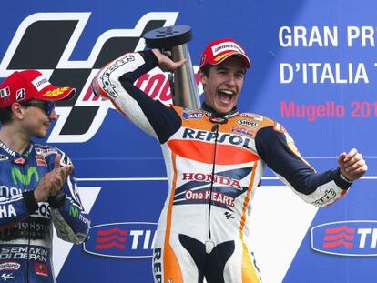 Márquez celebra la victoria en el GP de Italia junto a Lorenzo 