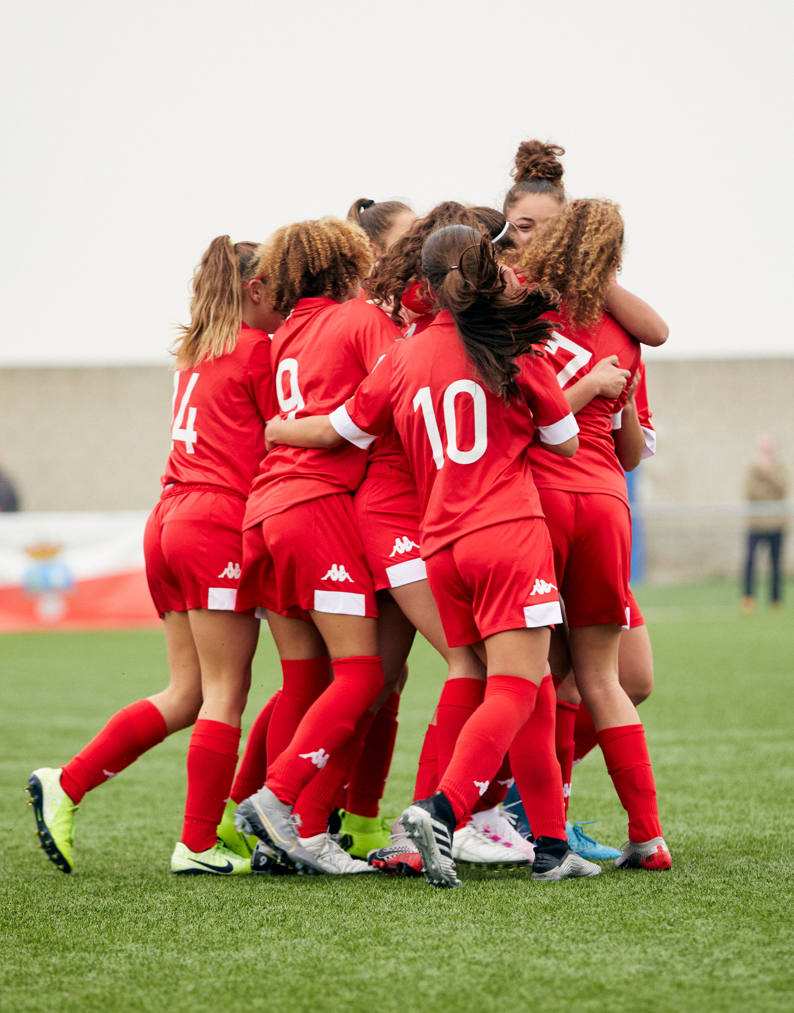 Vicky (9) y Cristina (10) se abrazan a sus compañeras de la selección de Madrid.