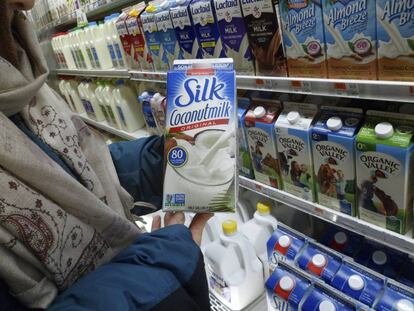 Un comprador en el estantes de bebidas vegetales de un supermercado estadounidense.