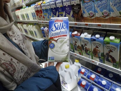 Un comprador en el estantes de bebidas vegetales de un supermercado estadounidense.