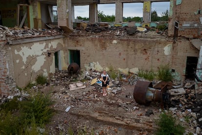 Anastasia Avramenko recorrió el martes su aula en ruinas hasta situarse en el lugar en el que estaba su pupitre, en la escuela Nº 21 de Chernihiv. “Quería graduarme aquí. Esta escuela me hace sentir en casa”, señaló.