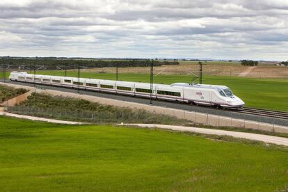 Viajar en tren supone un ahorro importante en emisiones de dióxido de carbono.