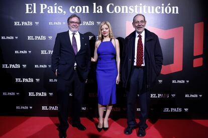 El presidente ejecutivo de PRISA, Juan Luis Cebrián junto a Mihaela Mihalcea y al político Javier Solana.