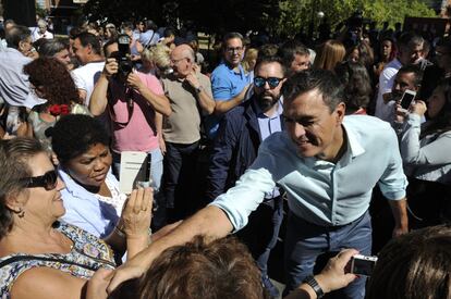 Pedro Sánchez durante la campaña electoral del PSOE en Vitoria. 