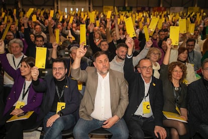 Aragonès y Junqueras votan durante el congreso del partido en Lleida.