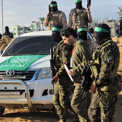 KHAN YOUNIS, GAZA - FEBRUARY 01: Al-Qassam Brigades, the armed wing of Hamas, hands over two out of three Israeli hostages in Khan Younis in southern Gaza to the International Committee of the Red Cross on Saturday as part of the ongoing prisoner exchange deal in Khan Younis, Gaza on February 01, 2025. The hostages handed over so far are Ofer Calderon and Yarden Bibas while Keith Samuel Siegel is set for release later on Saturday. (Photo by Ashraf Amra/Anadolu via Getty Images)