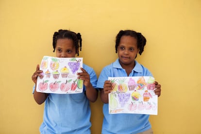 Dos alumnas del aula de recurso del colegio Miranda Mirabal muestran los dibujos que han coloreado durante el día.