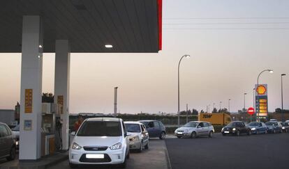 Colas en una gasolinera de Lepe.