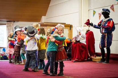 El colegio católico de Nukerke (Flandes) celebra el día de San Nicolás. Los alumnos de Infantil y Primaria cantan villancicos y bailan ante sus padres y abuelos. Los mayores interpretan después una versión del famoso tema coreano 'Gangnam Style' traducido al neeerlandés. Tras la función, San Nicolás y sus dos pajes negros entregan a los niños regalos y bolsas de dulces. Todo el acto se desarrolla íntegramente en neerlandés, la misma lengua que se escucha a padres, abuelos y alumnos. "Los 71 niños del pueblo están repartidos en dos centros, uno católico y otro laico, y reciben clases de francés desde los ocho años, pero las asignaturas son en neerlandés", cuenta Christelle Haelters, la directora del centro, que también asegura expresarse mejor en inglés.