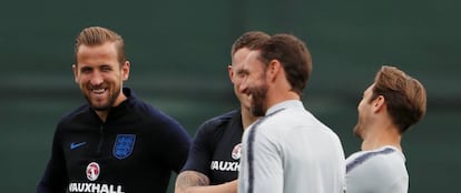 Kane se ríe junto a Southgate y un par de compañeros.