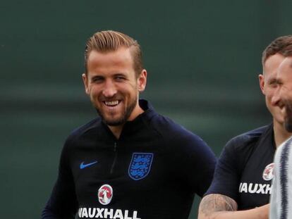 Kane se ríe junto a Southgate y un par de compañeros.