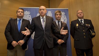 El ministro del Interior, Jorge Fernández Díaz, habla tras inaugurar en Sevilla la reunión de un grupo de trabajo de Interpol sobre contraterrorismo.