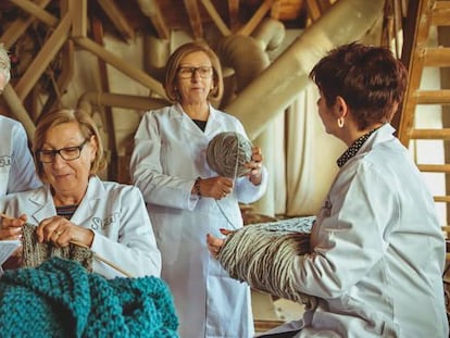 Cooperativa de mujeres de Made in Slow tejen a mano prendas de lana merina.