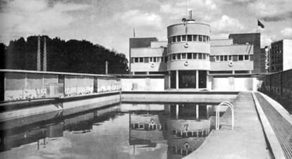 Fachada de la piscina La Isla.