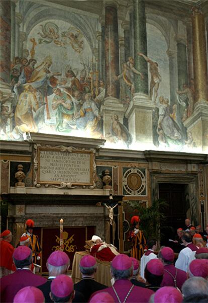 El catafalco se encuentra en el centro de esta monumental sala, bajo una gran lápida que recuerda que la sala se construyó durante el papado de Clemente VIII. En la sala se encontraban ya muchos cardenales, mientras que el resto de los purpurados electores han sido ya avisados para que viajen al Vaticano a fin de participar en el cónclave. Este cónclave será el encargado de elegir al nuevo Romano Pontífice no antes de 15 días después ni después de 20 de la vacante de la sede apostólica. Lo forman 117 purpurados, seis de ellos españoles.