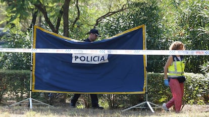 Cerco de la policía en el Parque Amate de Sevilla, donde ha sido hallada una mujer carbonizada.