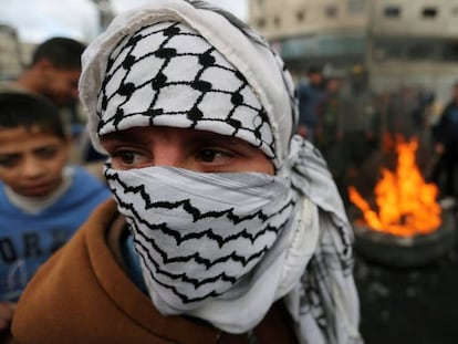 Manifestantes palestinos queimam bandeiras de Israel e dos EUA nesta quarta-feira em Gaza
