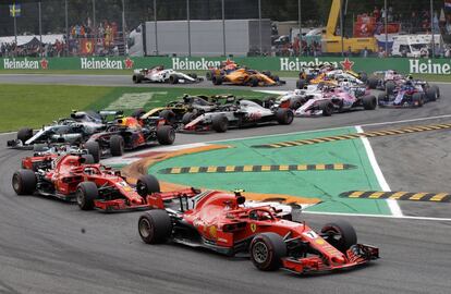 Kimi Raikkonen seguido por Sebastian Vettel, en una curva.