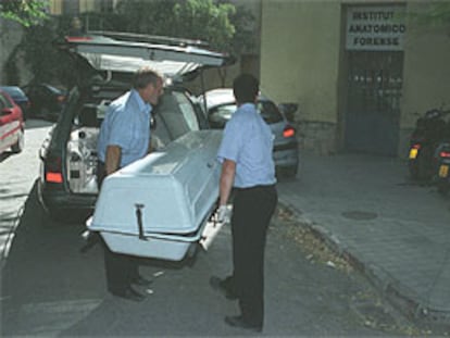 Traslado de los restos del fallecido al Instituto Anatómico Forense de Granada. PLANO GENERAL - ESCENA