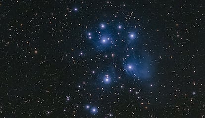 Imagen nocturna de una constelación de estrellas