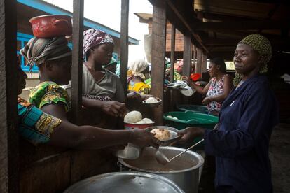 Los cocineros de Mweso preparan una comida en la cocina del hospital para los enfermeros.