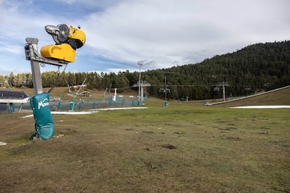 Uno de los cañones de nieve de las pistas de La Masella, este sábado. 