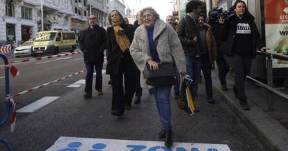 La alcaldesa de Madrid, Manuela Carmena, en la calle de Gran Vía.