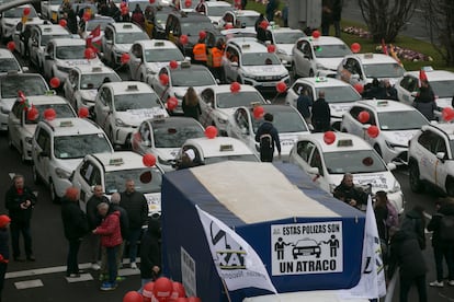 Participantes en la marcha convocada por la asociación profesional Antaxi para reclamar a aseguradoras y administraciones una solución para acceder a pólizas de seguro asequibles para sus vehículos, este miércoles en Madrid.
