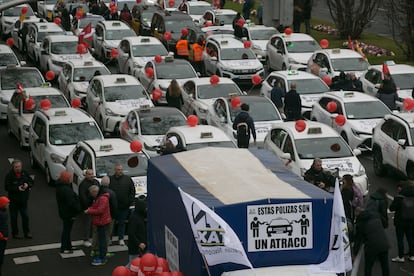 Participantes en la marcha convocada por la asociación profesional Antaxi para reclamar a aseguradoras y administraciones una solución para acceder a pólizas de seguro asequibles para sus vehículos, este miércoles en Madrid. 
