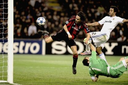 Inzaghi logra el primero de sus dos goles, el del empate a uno, anticipándose de cabeza a Casillas y Marcelo.